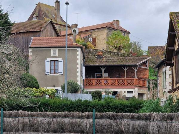 Maison ancienne - Saint-cyprien Maison de village avec cour, terrasse et garage.