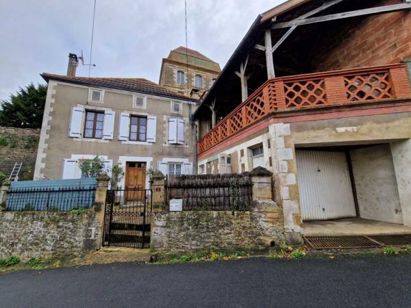 Maison ancienne - Saint-cyprien Maison de village avec cour, terrasse et garage.