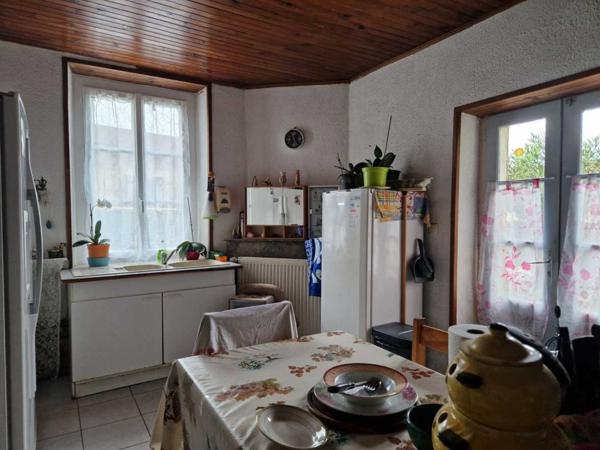 Maison ancienne - Saint-cyprien Maison de village avec cour, terrasse et garage.