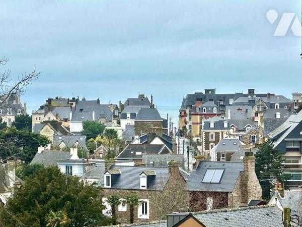 PARAME - Appartement au deuxième étage avec ascenseur d'environ 53m² comprenant une entrée avec...