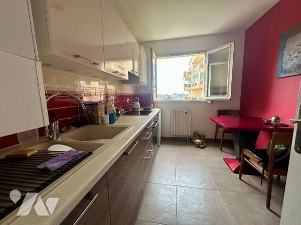 PARAME - Appartement au deuxième étage avec ascenseur d'environ 53m² comprenant une entrée avec...