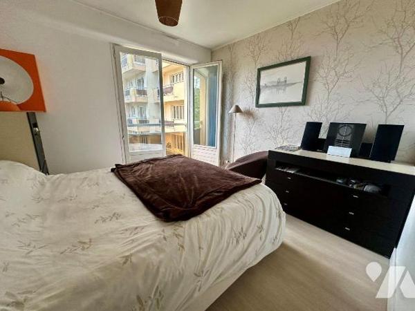 PARAME - Appartement au deuxième étage avec ascenseur d'environ 53m² comprenant une entrée avec...