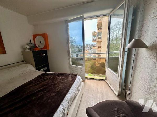 PARAME - Appartement au deuxième étage avec ascenseur d'environ 53m² comprenant une entrée avec...