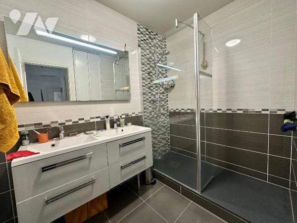 PARAME - Appartement au deuxième étage avec ascenseur d'environ 53m² comprenant une entrée avec...