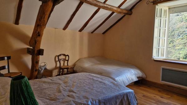 Maison avec dépendances sur terrain de 3,2 ha