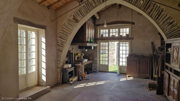 Maison avec dépendances sur terrain de 3,2 ha