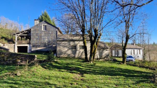 Maison avec dépendances sur terrain de 3,2 ha
