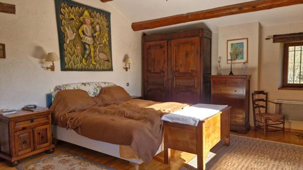 Maison avec dépendances sur terrain de 3,2 ha