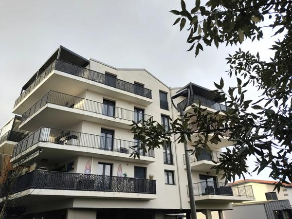 La Teste-de-Buch – Appartement d’exception en plein cœur de ville avec double terrasse de 43 m² - un garage fermé et 2 parkings