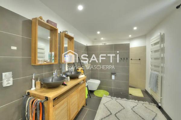 FREJUS JOLIE VILLA 3 CHAMBRES AVEC PISCINE POOL HOUSE ET JARDIN