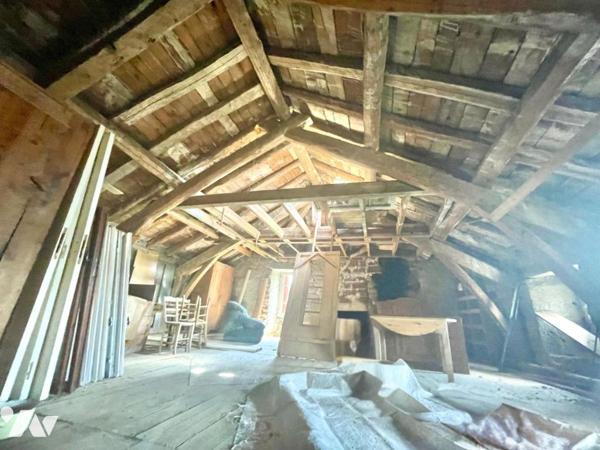 AUTHENTIQUE HABITATION DE CORPS DE FERME DE 1826 EN MARGERIDE – UN BIJOU DE PIERRE À RÉINVENTER