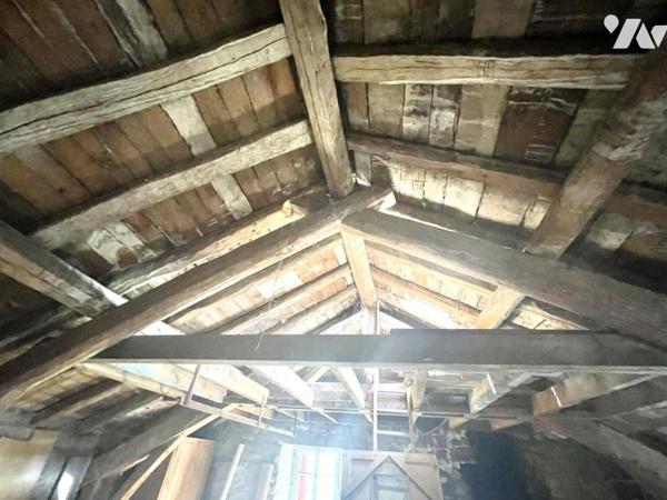 AUTHENTIQUE HABITATION DE CORPS DE FERME DE 1826 EN MARGERIDE – UN BIJOU DE PIERRE À RÉINVENTER
