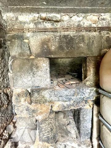 AUTHENTIQUE HABITATION DE CORPS DE FERME DE 1826 EN MARGERIDE – UN BIJOU DE PIERRE À RÉINVENTER