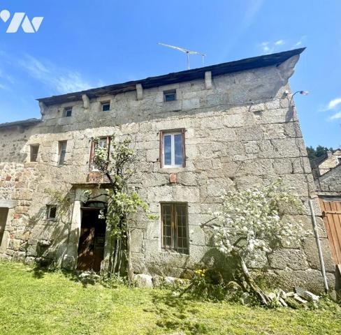 AUTHENTIQUE HABITATION DE CORPS DE FERME DE 1826 EN MARGERIDE – UN BIJOU DE PIERRE À RÉINVENTER