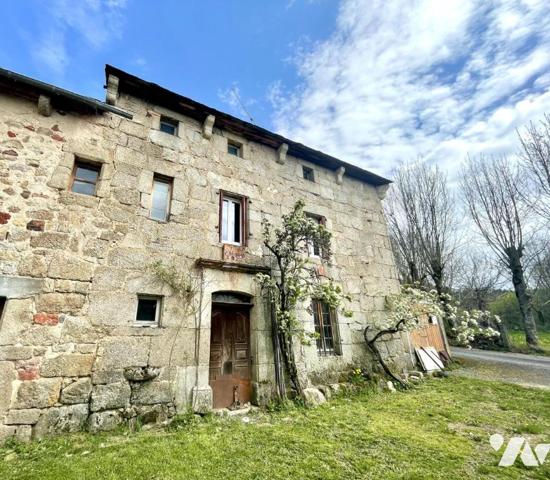 AUTHENTIQUE HABITATION DE CORPS DE FERME DE 1826 EN MARGERIDE – UN BIJOU DE PIERRE À RÉINVENTER