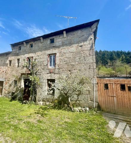 AUTHENTIQUE HABITATION DE CORPS DE FERME DE 1826 EN MARGERIDE – UN BIJOU DE PIERRE À RÉINVENTER