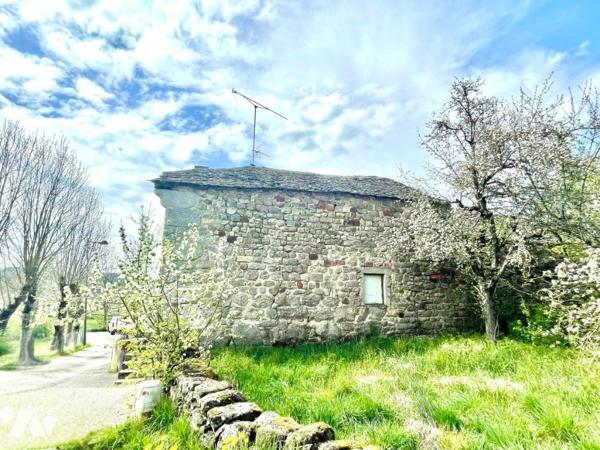 AUTHENTIQUE HABITATION DE CORPS DE FERME DE 1826 EN MARGERIDE – UN BIJOU DE PIERRE À RÉINVENTER