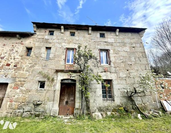 AUTHENTIQUE HABITATION DE CORPS DE FERME DE 1826 EN MARGERIDE – UN BIJOU DE PIERRE À RÉINVENTER