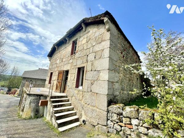AUTHENTIQUE HABITATION DE CORPS DE FERME DE 1826 EN MARGERIDE – UN BIJOU DE PIERRE À RÉINVENTER