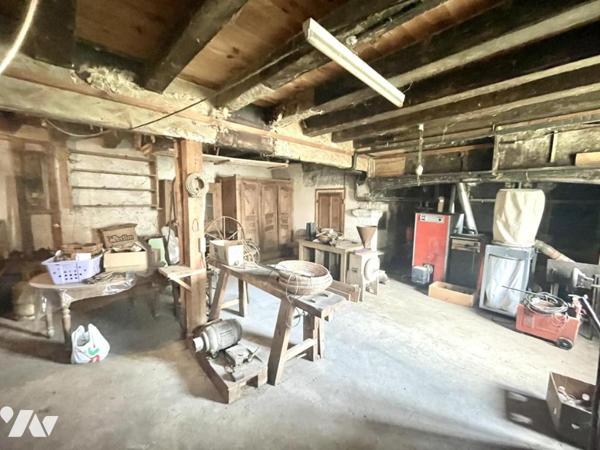 AUTHENTIQUE HABITATION DE CORPS DE FERME DE 1826 EN MARGERIDE – UN BIJOU DE PIERRE À RÉINVENTER