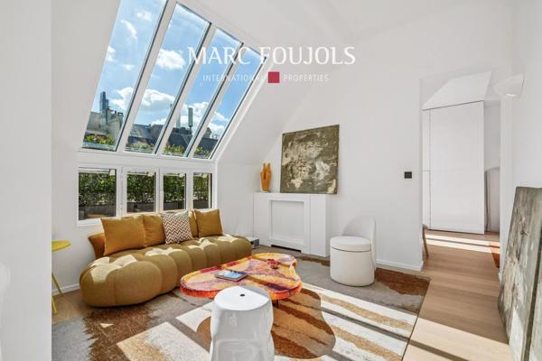 Paris VIII. Matignon. Deux pièces au dernier étage avec Terrasse.