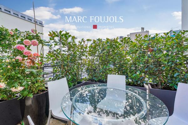 Paris VIII. Matignon. Deux pièces au dernier étage avec Terrasse.