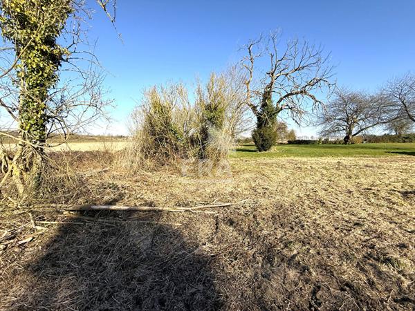 Terrain plat de 1 402 m² à Bernay-Vilbert