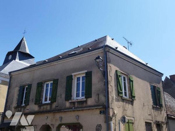 Au 1er étage, un appartement composé de : séjour, cuisine, bureau, salle d'eau-WC. Trois chambr...