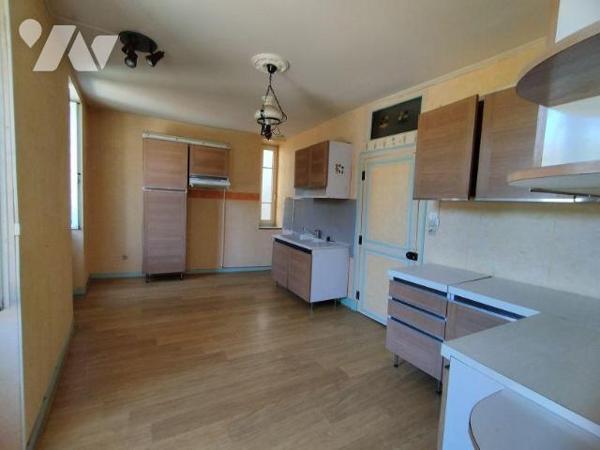 Au 1er étage, un appartement composé de : séjour, cuisine, bureau, salle d'eau-WC. Trois chambr...