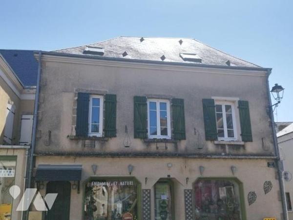 Au 1er étage, un appartement composé de : séjour, cuisine, bureau, salle d'eau-WC. Trois chambr...