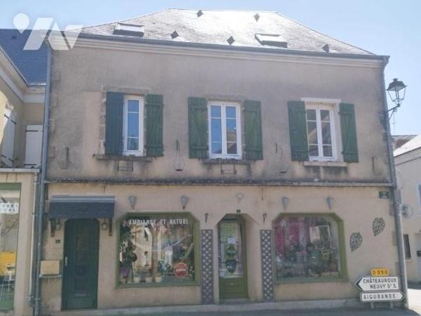 Au 1er étage, un appartement composé de : séjour, cuisine, bureau, salle d'eau-WC. Trois chambr...