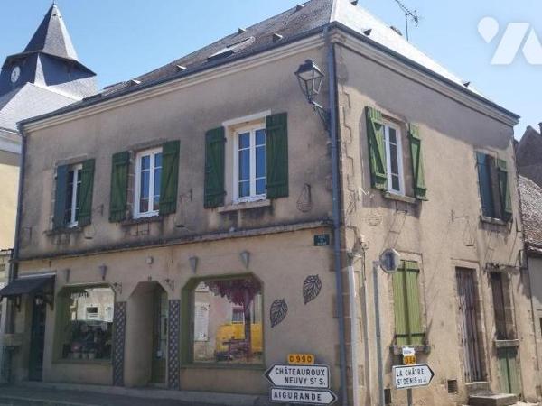 Au 1er étage, un appartement composé de : séjour, cuisine, bureau, salle d'eau-WC. Trois chambr...