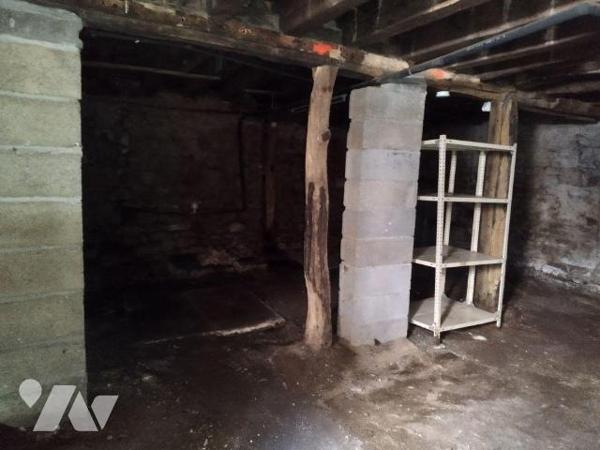 Au 1er étage, un appartement composé de : séjour, cuisine, bureau, salle d'eau-WC. Trois chambr...