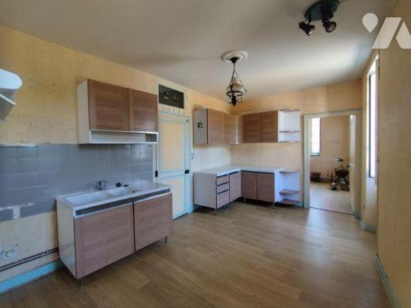 Au 1er étage, un appartement composé de : séjour, cuisine, bureau, salle d'eau-WC. Trois chambr...