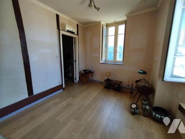 Au 1er étage, un appartement composé de : séjour, cuisine, bureau, salle d'eau-WC. Trois chambr...