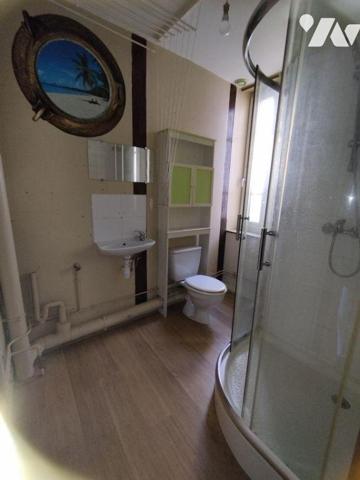 Au 1er étage, un appartement composé de : séjour, cuisine, bureau, salle d'eau-WC. Trois chambr...