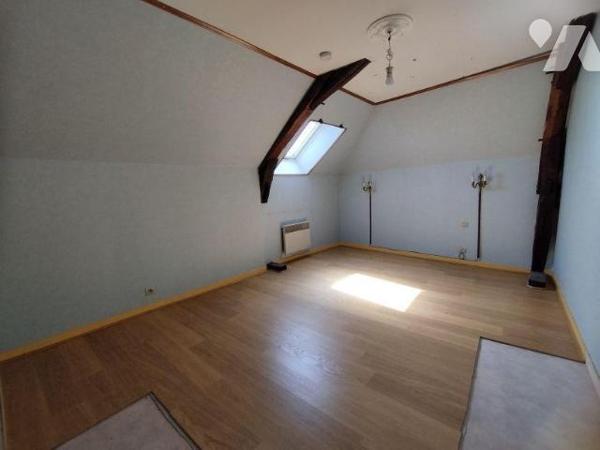 Au 1er étage, un appartement composé de : séjour, cuisine, bureau, salle d'eau-WC. Trois chambr...