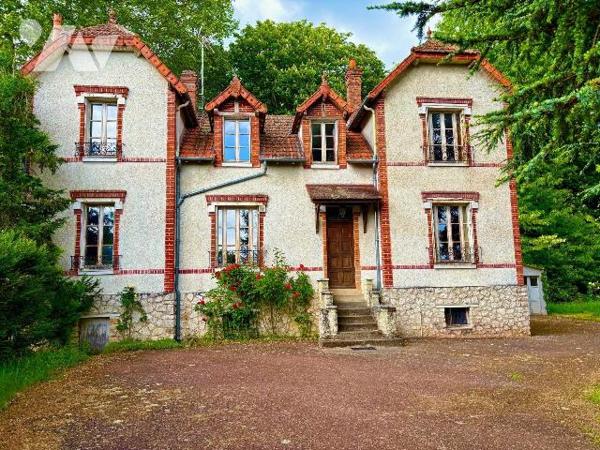 
En plein c?ur de Salbris, découvrez cette élégante maison bourgeoise pleine de charme et de p...