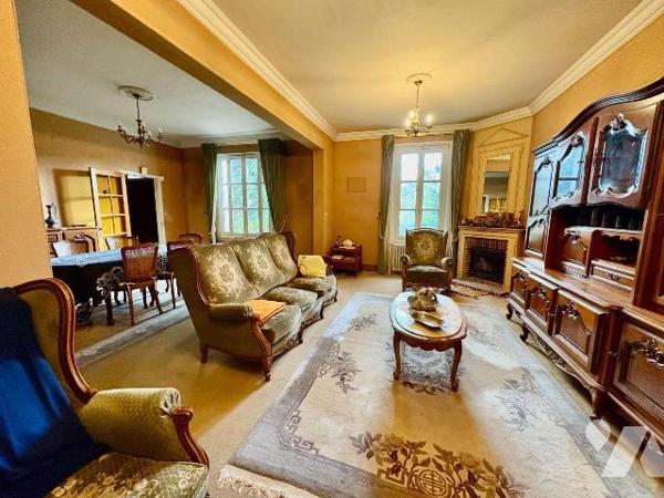 
En plein c?ur de Salbris, découvrez cette élégante maison bourgeoise pleine de charme et de p...