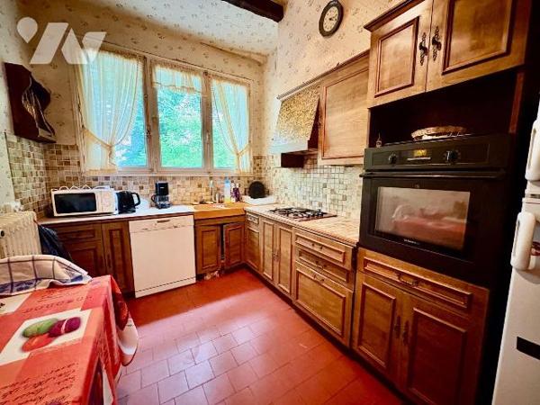 
En plein c?ur de Salbris, découvrez cette élégante maison bourgeoise pleine de charme et de p...