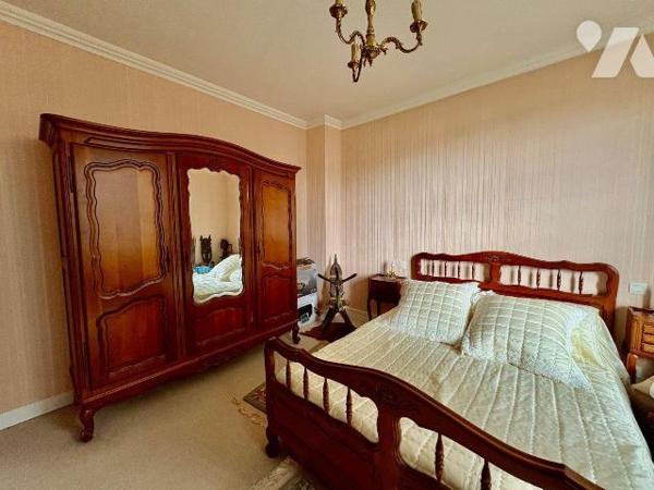 
En plein c?ur de Salbris, découvrez cette élégante maison bourgeoise pleine de charme et de p...