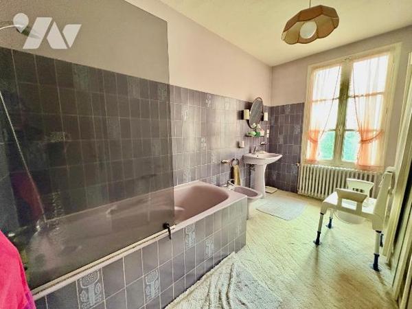 
En plein c?ur de Salbris, découvrez cette élégante maison bourgeoise pleine de charme et de p...