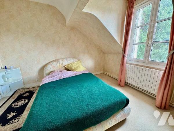 
En plein c?ur de Salbris, découvrez cette élégante maison bourgeoise pleine de charme et de p...