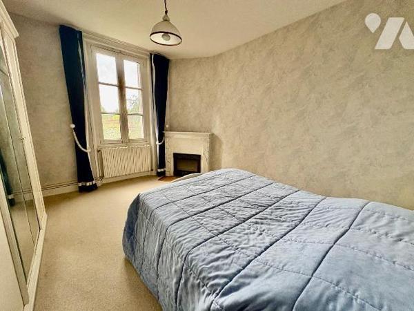 
En plein c?ur de Salbris, découvrez cette élégante maison bourgeoise pleine de charme et de p...