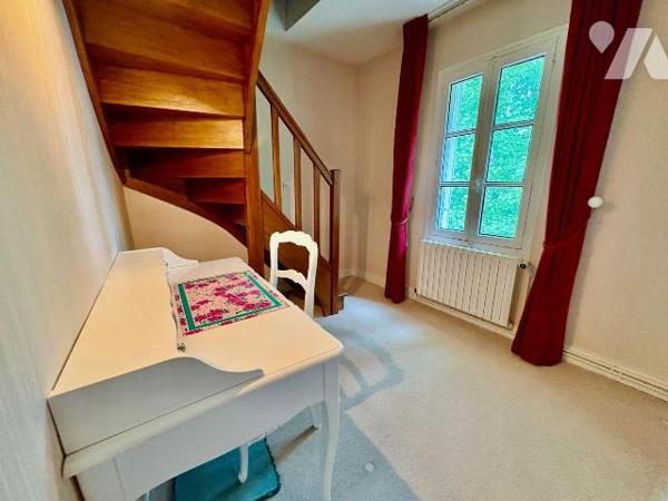 
En plein c?ur de Salbris, découvrez cette élégante maison bourgeoise pleine de charme et de p...