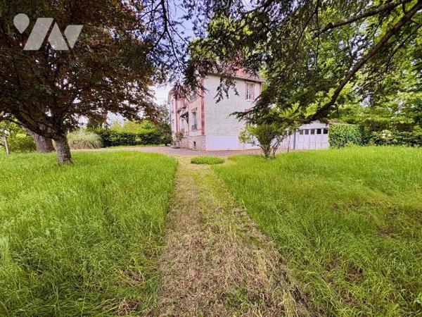 
En plein c?ur de Salbris, découvrez cette élégante maison bourgeoise pleine de charme et de p...