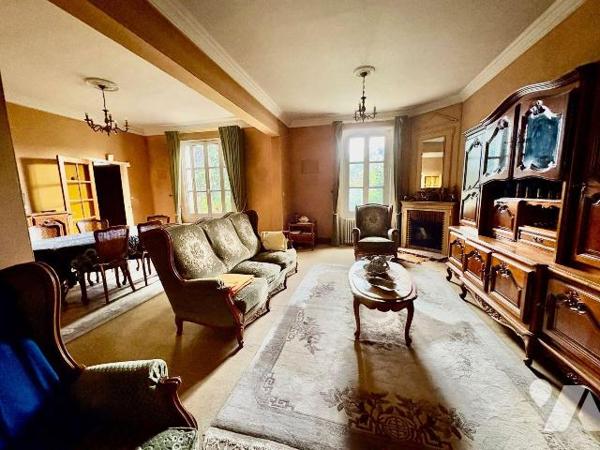 
En plein c?ur de Salbris, découvrez cette élégante maison bourgeoise pleine de charme et de p...