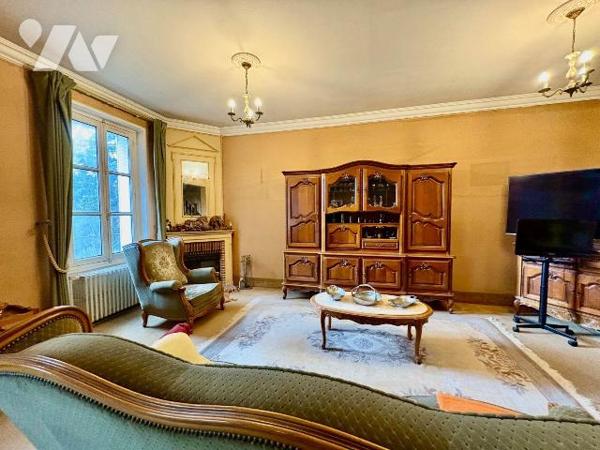 
En plein c?ur de Salbris, découvrez cette élégante maison bourgeoise pleine de charme et de p...