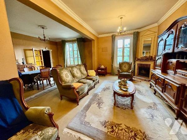 
En plein c?ur de Salbris, découvrez cette élégante maison bourgeoise pleine de charme et de p...