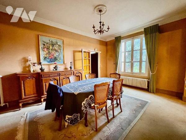 
En plein c?ur de Salbris, découvrez cette élégante maison bourgeoise pleine de charme et de p...